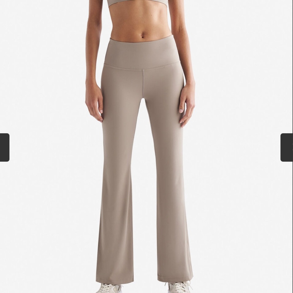 Roots Tan Leggings with High-Waisted Fit and Flared Design